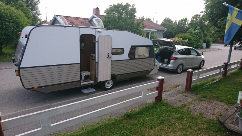 Husvagn och bil hemma p gatan